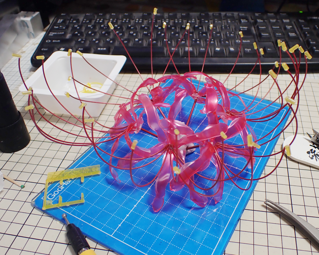 花弁も赤系パール&クリアレッドで塗装し、軸を接着。雄しべの先端にはウーンドウォートのクリアイエローのランナーを使いました。