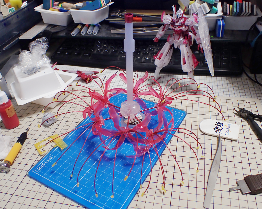 花とライフルの接続にはおゆまるを使用。形状に追従し、また適度に保持力があるので重宝します。こうして出来上がったリコリスエフェクトですが大分重く、冒頭の写真を撮るまでにかなりの時間をかけてバランスを取る羽目に(笑)