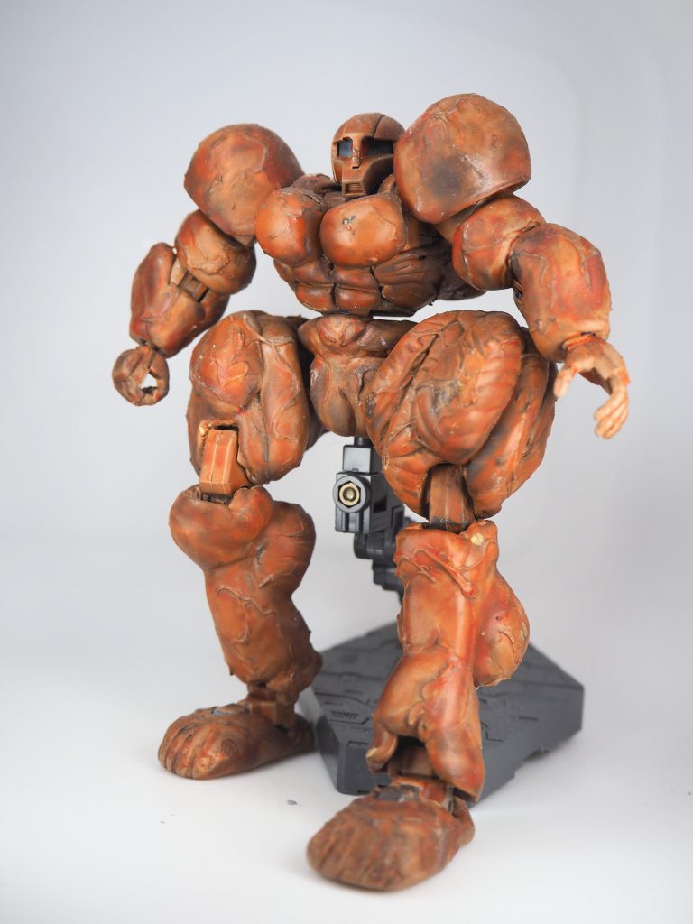 旧ザクの左ショルダーの丸みを見て思いつきました。両肩あれば良い三角筋になると。筋肉造形のモデルはジェイ・カトラーです。素晴らしい大腿筋です。