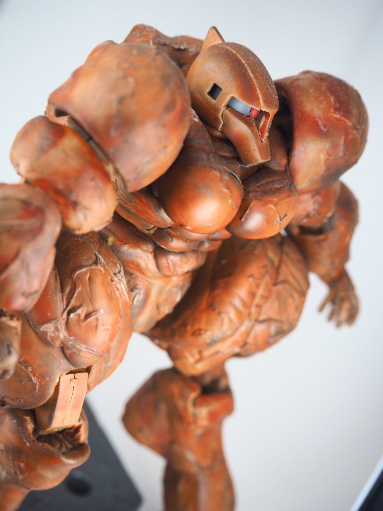 まさか美少女用のクレオスカラーがボディビルダー用に使われるとは思っていなかったでしょう。塗られるカラー達は涙を流していました。