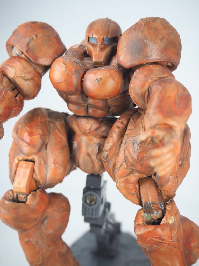 「いいパンチだったぞアムロ、今までで最高の……」「とうとう来るのだ、100%の俺で戦える日が」旧ザク感は残しつつ、文明に頼らず己の肉体を鍛え上げてきた旧ザク(弟)です。