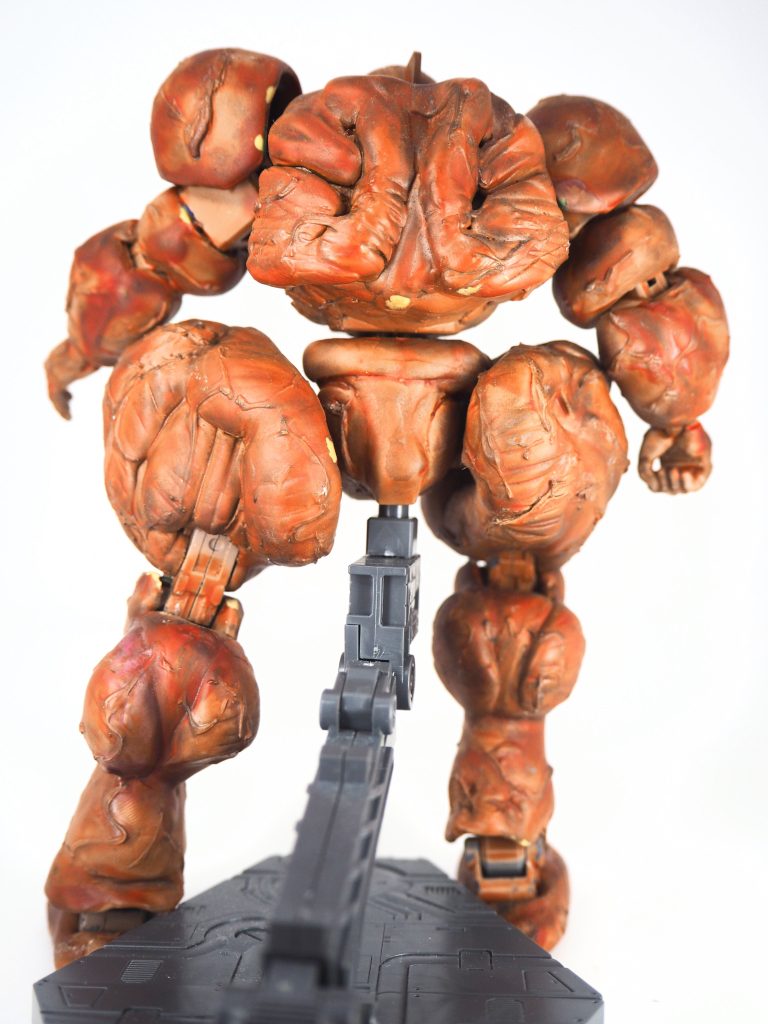 バッグポーズ。お尻のデカさを作り上げるために股関節部分を延長しました。それ故に関節部分グラグラになってしまったので、支えが必須な身体になってしまいました。車椅子生活になった史上最強のボディビルダー、ロニーコールマンみたいですね。鍛え上げてきた証拠です。