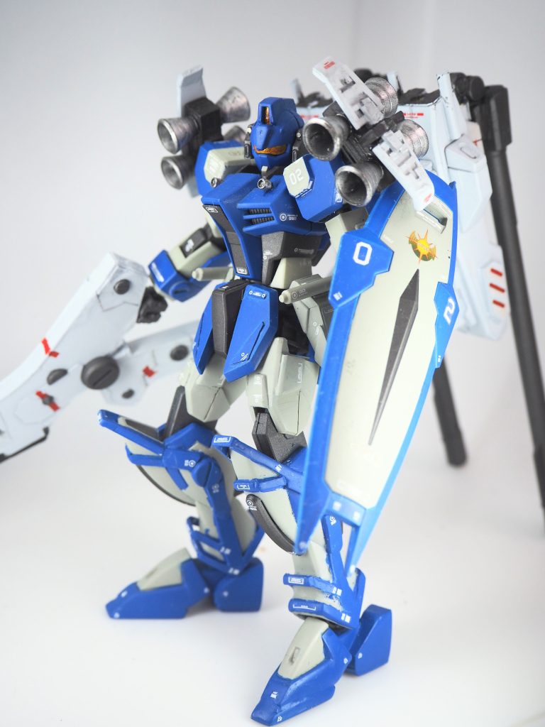 足の部分に色々プラ版つけてみたんですがなかなか骨が折れました。が、これのお陰で上半身の重武装とのバランスとりました。