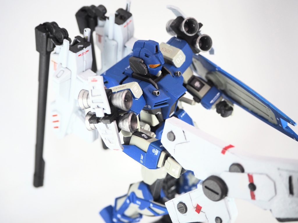 バックパックと胴体を同色にすることで上半身の立体感を出しました。