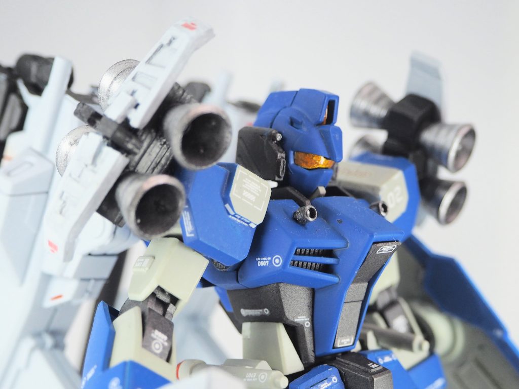 モノアイ部分もシルバーの上にクリアーイエローを吹いて色変え致しました。