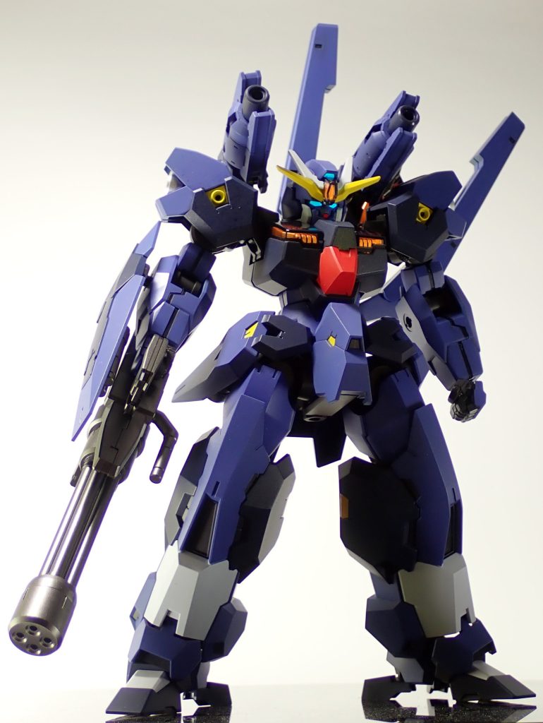 背中のキャノンは30MMのものを加工して取り付けました。多少セラヴィ―ガンダムの印象に引っ張られています。カラーリングはティターンズカラーに見えないように気を付けました。