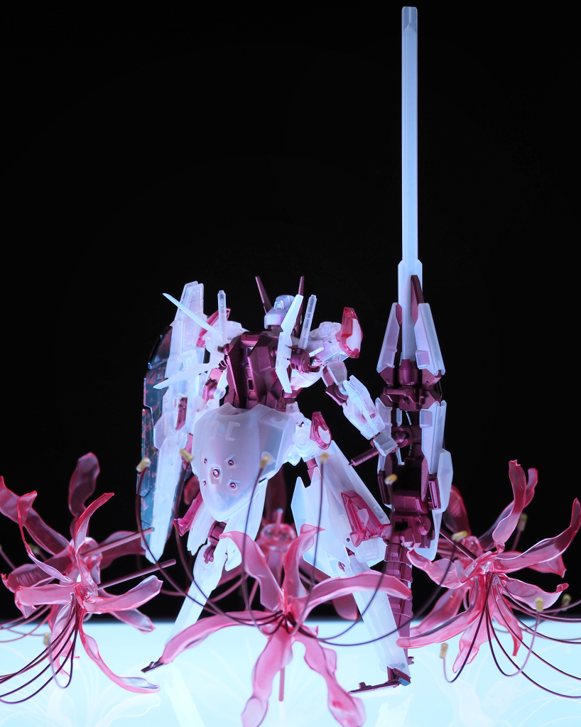 リアショット。GUNDも強化され、物質的なビットのみならずエネルギーの力場自体を操る能力を得ています。ビームがリコリス(彼岸花)の花弁を形作るのもその能力によるもの。