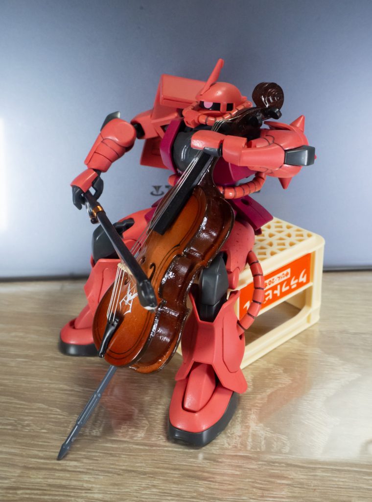 チェロもシャア専用です。