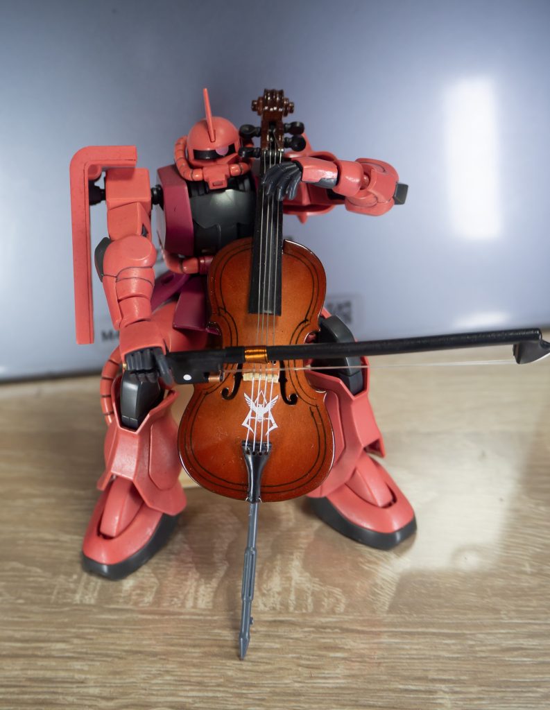 弓の位置をを変えてみたが、普通は右手はまっすぐにはならないので変ですね（笑）