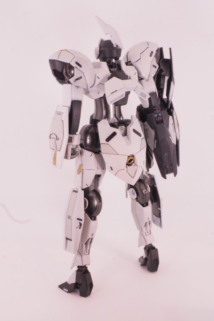 外装はガイアノーツのコールドホワイトをメインに、一部をガイアノーツ ニュートラルグレー2で塗り分け。頭部や腕などはMR.カラーのミッドナイトブルー、フレームはガイアノーツのスターブライトアイアン、メインカメラや肩などの赤いところはMRカラーのGXメタルレッド、所々にガンダムマーカーゴールドで差し色を入れました。