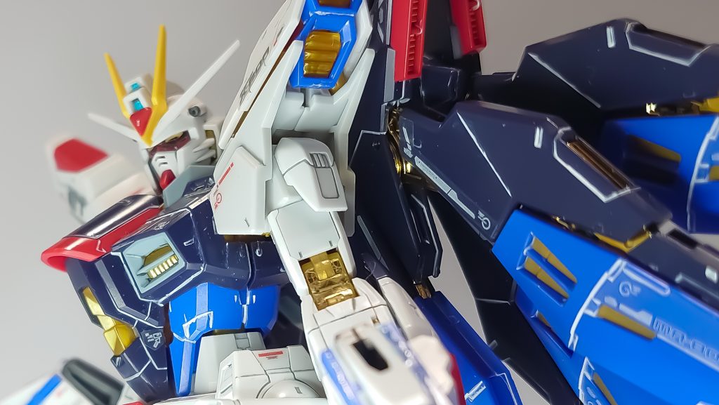 メイン写真全景アドヴァンスドMSジョイントのお陰なのか動くし、墨入れも楽しいし、意外とサクサク組めるし、これで3,000円〜でコンスタントに買えるの凄いなぁって