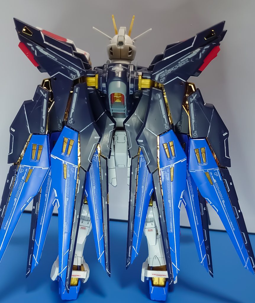 背部スラスタはもっと真後ろに推進力を向けてるイメージだったけど、下方向なんだね。アレンジなのか知らんけど。