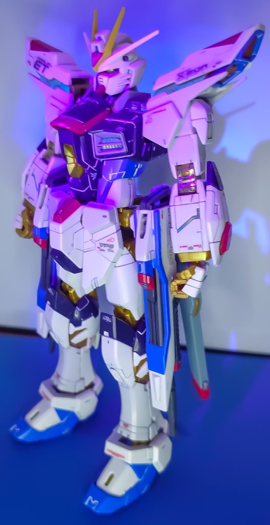 ブラックライトを上半身に照射頭部排気スリット?首と肩部の間のスリット?胸部排気スリット肩アーマーから覗くフレーム前腕隙間から覗くフレームで蛍光クリアが反応