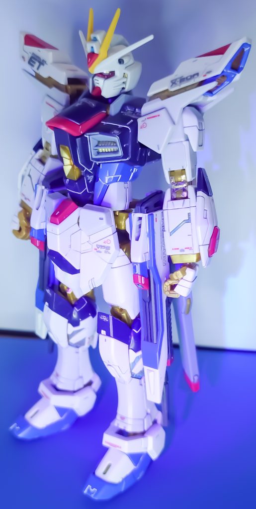 ブラックライトを下半身に照射ふくらはぎ前方向スリットで、蛍光クリアが反応