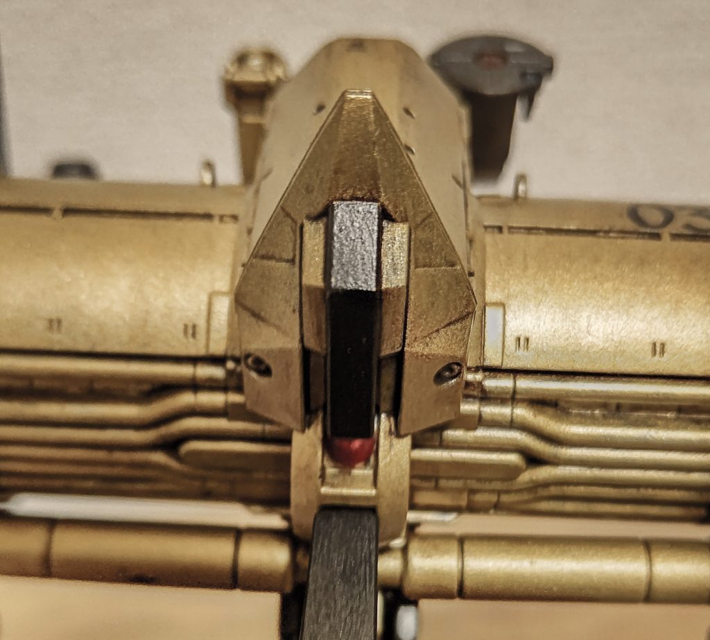 胴体下部の赤いセンサーは100均のデコレーションシールを使用しました。このセンサー、完成見本を見るとついているのですが、キットにはパーツが存在しません。