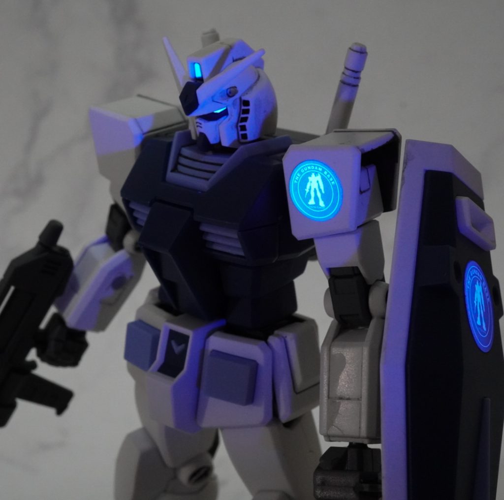 ツインアイ、センサー、デカールを、蛍光クリアーで塗装。ブラックライトで発光します。サイドのダクトはエナメルブラックで塗装。