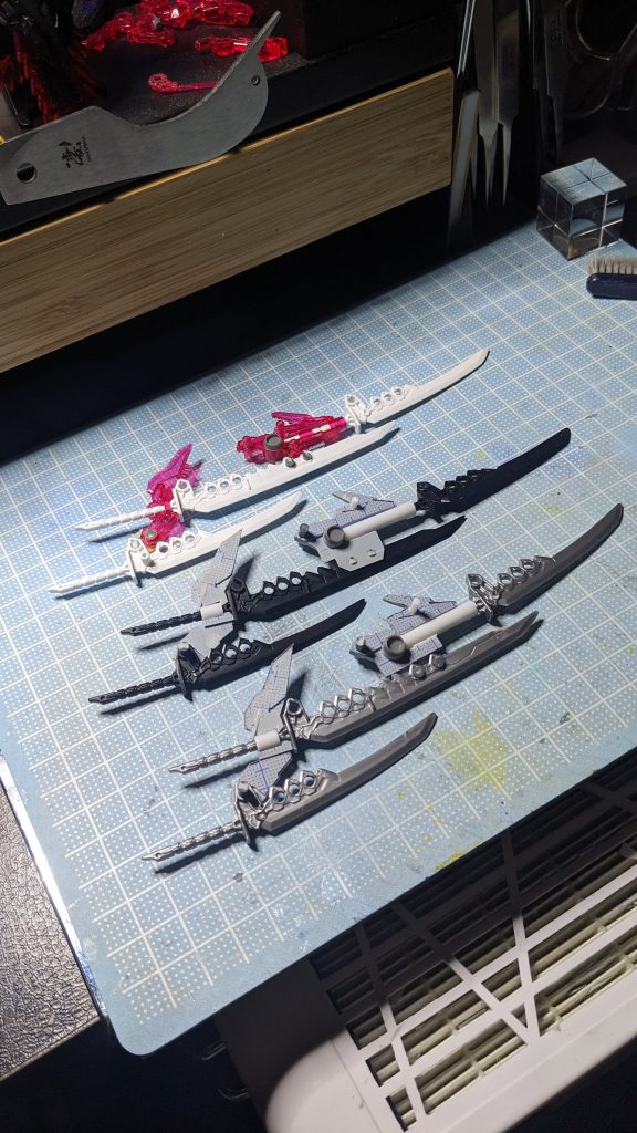 武器の接続部分はキットのままだと刃が一直線に並ばないので修正して、それをベースにプラ板でスクラッチしました。