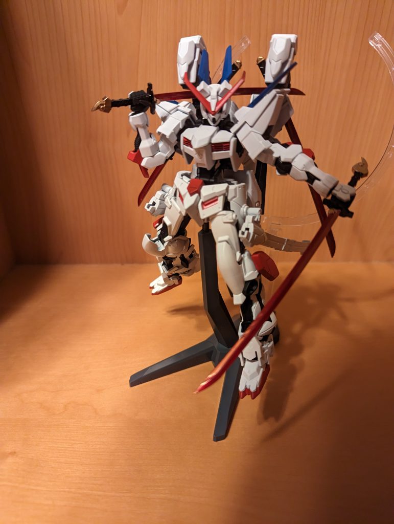 昔からアストレイとファンネルが好きで改造したいなーって思ってたんですけど全然アイデアが浮かばなくて…。そんなときブルーフレームDの存在を知り「これだ！！！」ってなりこのような改造になりました。見ていただきありがとうございました！