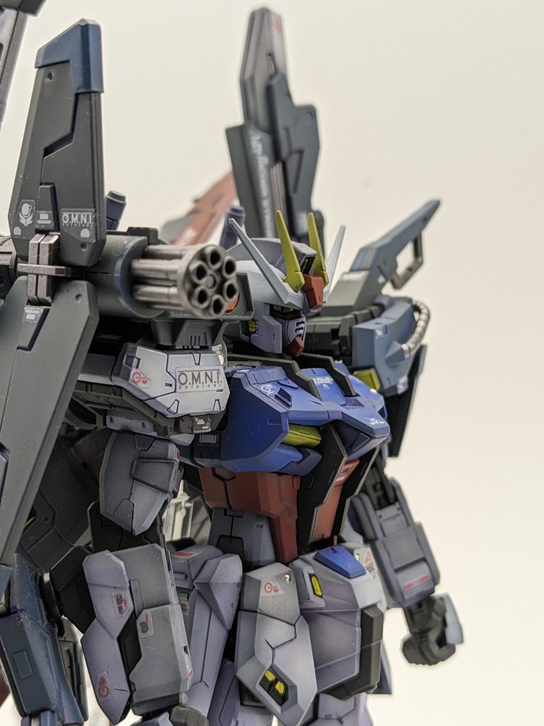 パーストの特徴は何といってもトップヘビーすぎる機体バランスでしょうw特に右肩のコンボウェポンパックが大好きです。アニメ設定のままではカラフル過ぎたので、各部を落ち着いた配色に変更。ミリタリーちっくに見えるようにしています。