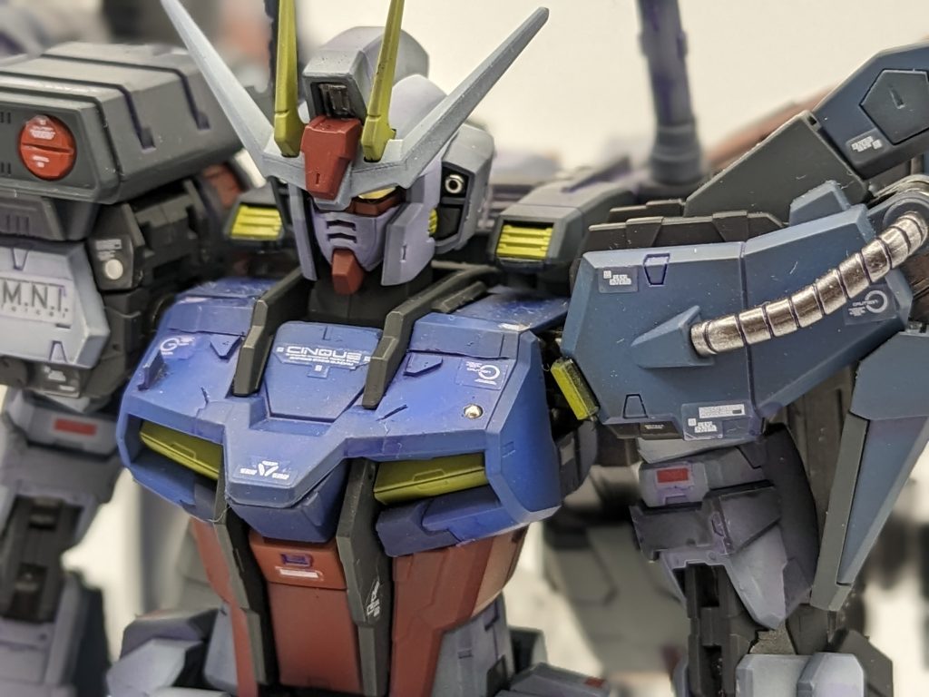 大きくディテールアップはしていませんが、胸の上部は情報量が少なすぎると感じていましたので、プラ板でVHFアンテナ的なブレードを追加しています。