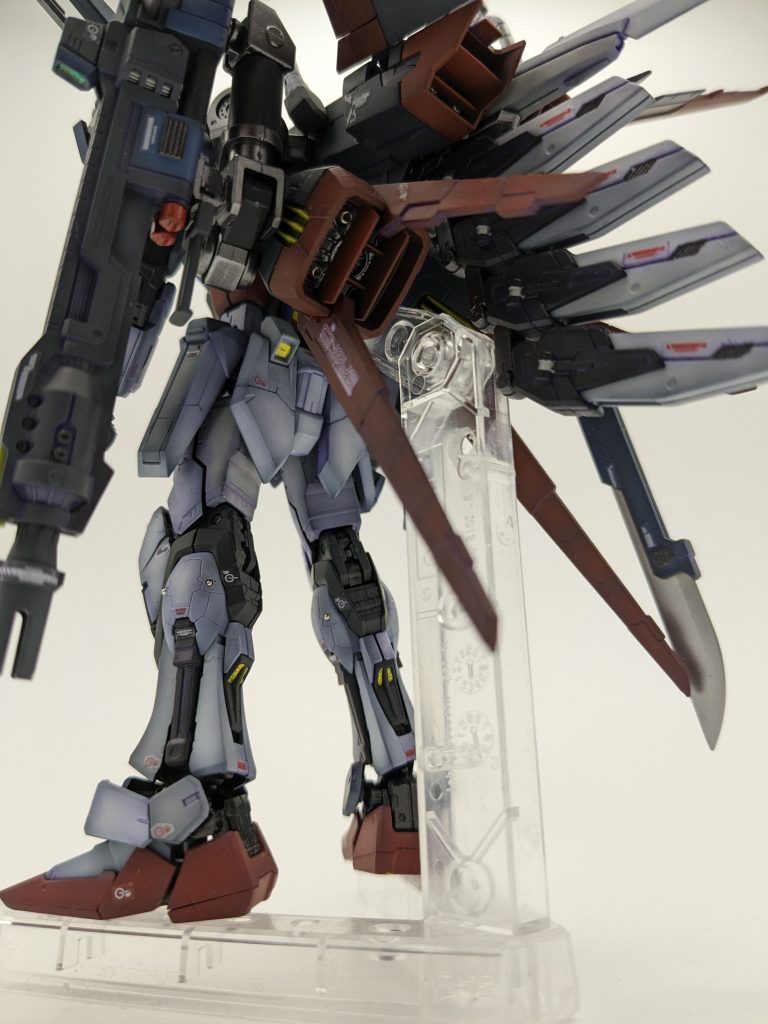 背中のトゲトゲしさ。短足気味なRGストライクですので、今回は脚を2㎜ほど延長しています。