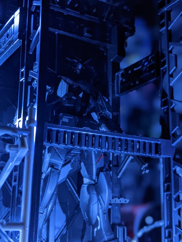 ナハト同様、この機体ジャミングとステルス持ちです。機体が黒なので怪しさ満載！百均の格納庫との相性バツグンでサイコーです。(*´ω｀*)