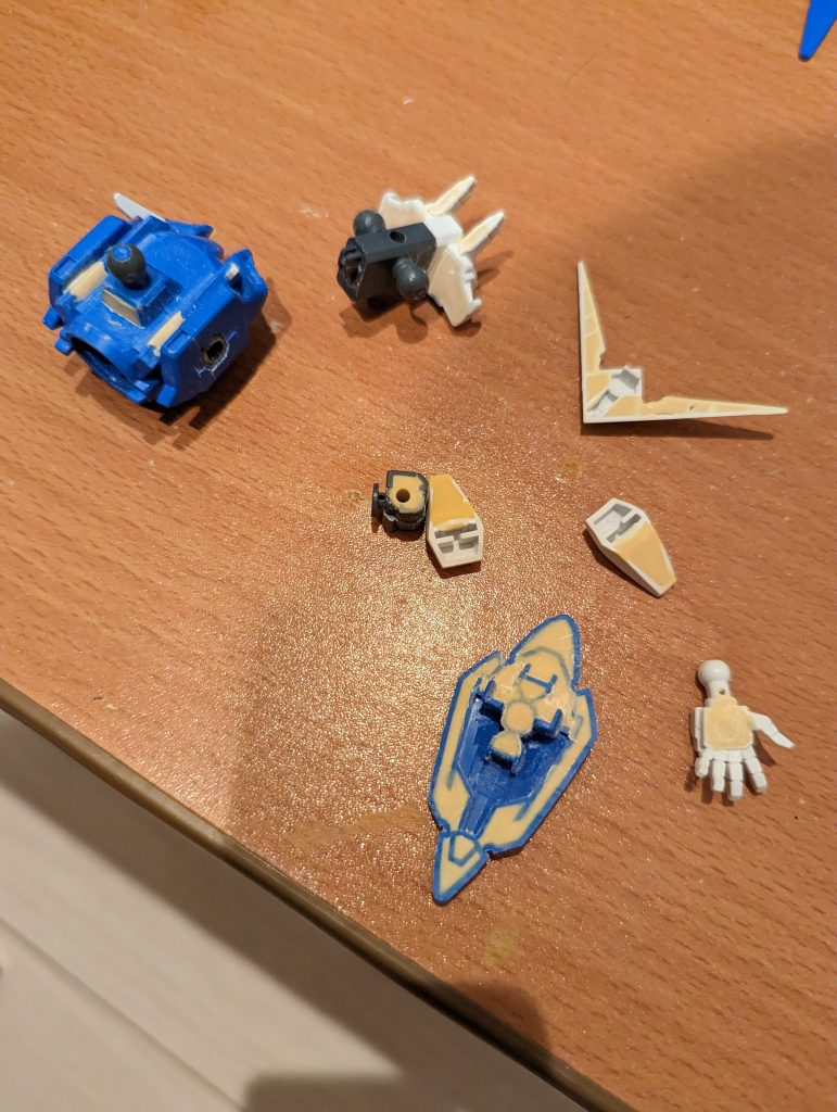 パテ埋めしました。平手はSDのAGE3から流用です。他にも太腿2mm延長。アンテナシャープ化。 センサー部分にラピーテープ変更。UVレジンの使用等しています。https://youtu.be/jRpW_BIAHAk