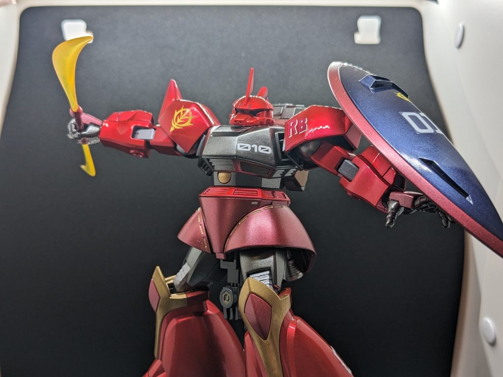 肩アーマーを真ん中で割って1mm延長してます。