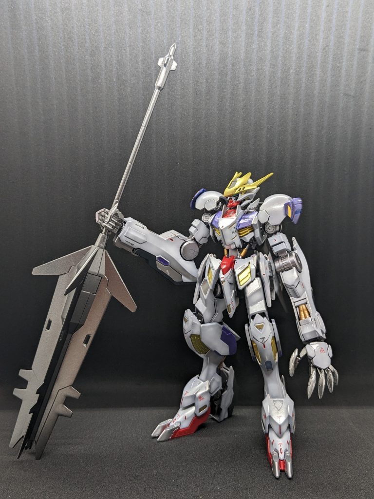 装甲はシルバー下地にホワイトをグラデーション吹きしています。その上からガラスパールとクリアを吹いてます。