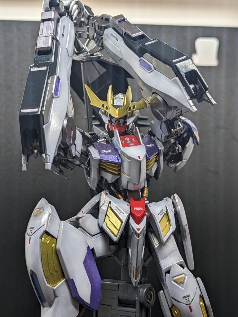 腕が長いので振りかぶると迫力がでます。