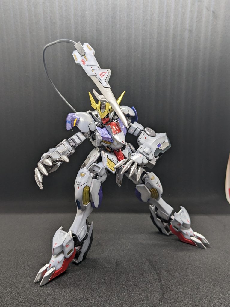 手足の爪と尻尾のブレードは本来ゴールドですがあえてシルバーにしてみました。