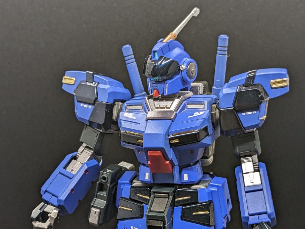 基本はクレオスのEXAMブルー1。黒いところはガイアのプリズムブルーブラックです。