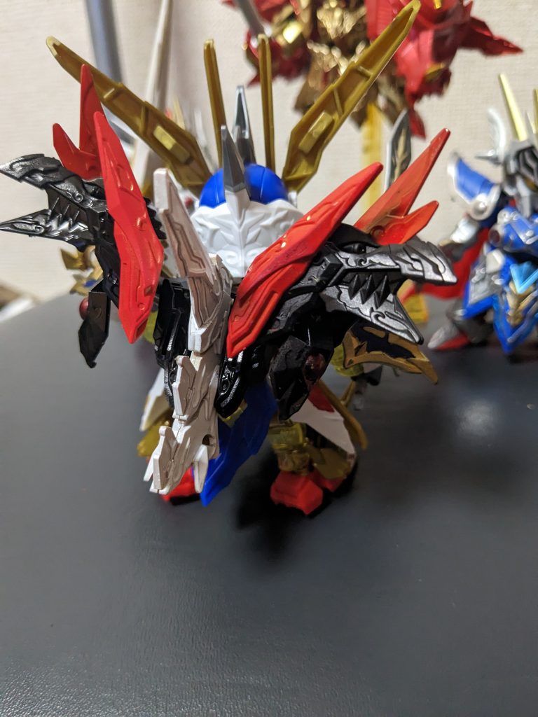 オルタナティブのバックパック基部に、スペリオルストライクの両肩のドラゴン付けました。ボールジョイント経が一緒なんでポン付けです。エールストライカーパック意識して塗装しました。