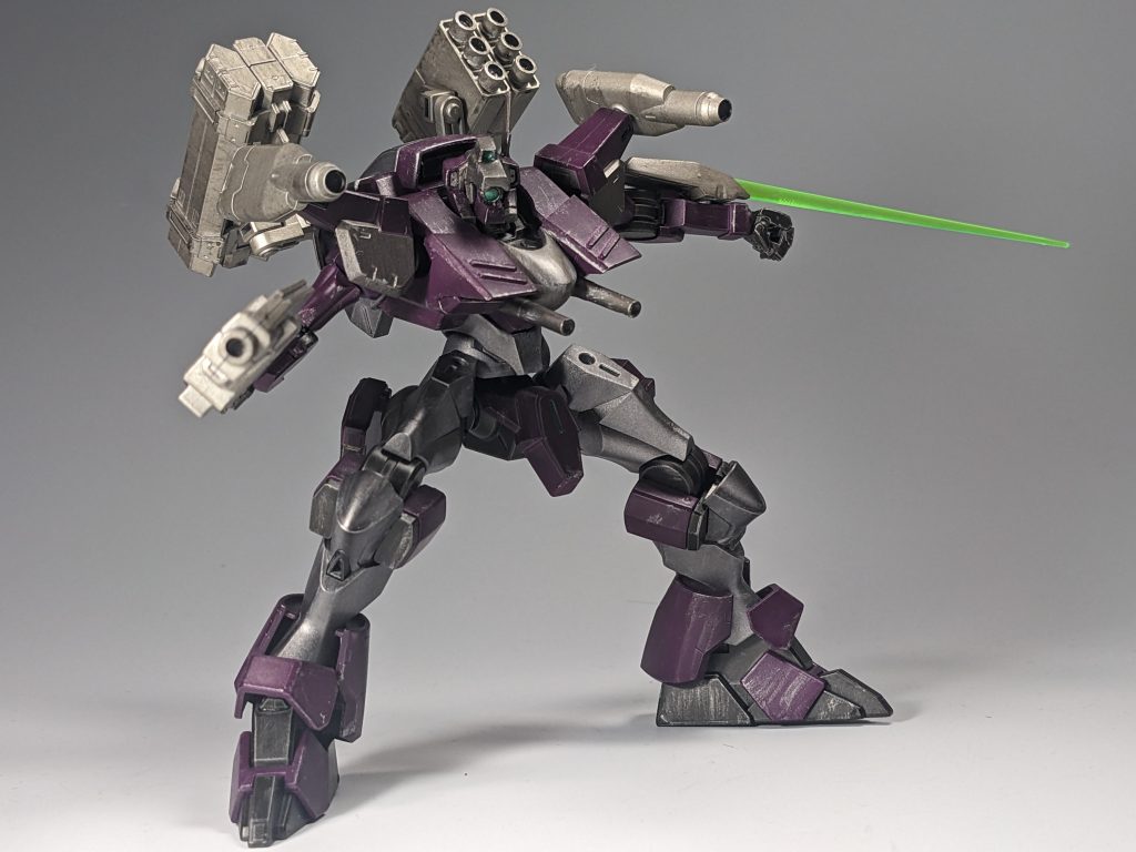 頭部と胴体部はプラ板で形を作り、肩はジムカスタム、脚部にはAGE-FXやAGE-3フォートレス・Rギャギャなどのパーツを組み合わせました。武装は境界戦機やダンボール戦機などのパーツも使用して、なるべく形が似たような物にしています。色はタミヤのラベンダー。グレー部は2種類に分け、明るいグレーはライトガンメタル・暗いグレーは黒鉄色にしてます。あとは明度を下げるために、全体にスモークグレーを3回ほど重ねて、ツヤ消しをしました。ぶっちゃけスモークグレーの効果は感じられないですが...武装の色はタミヤのチタンシルバーを塗り、明度を下げる為にシタデルのナルンオイルを塗ってます。最後に全体に激しめにドライブラシをしました。以下、ACLRの冒頭ムービーをイメージしたアピールショットになります。