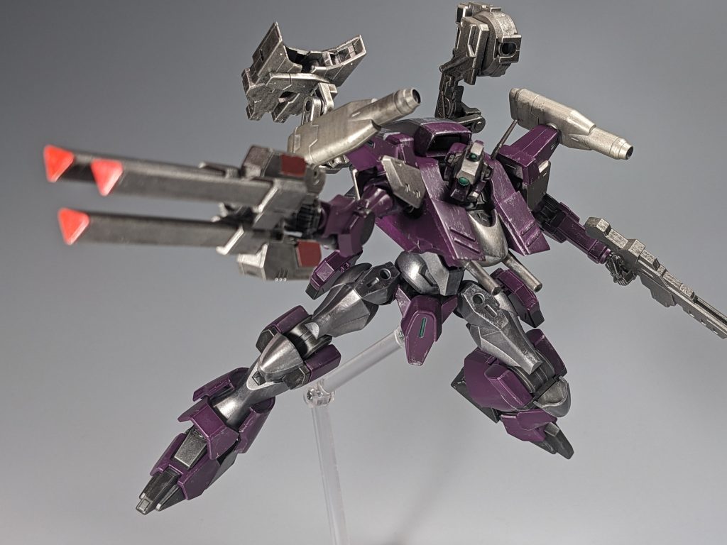 レールガンはアトラスガンダムのものを短くして、左手のライフルはディランザ、背中はリバーシブルガンダムのキャノンの根本を使ってミサイルランチャー、もう片方はフライルーのポッドを利用してパルスキャノンを作りました。