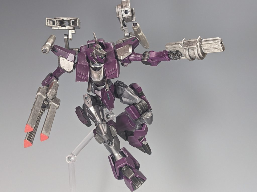 そして左手武装が無くなってくる時に使われる格納武器のリボルバーハンドガンも作りました!これで泣かされるレイヴンも多いんだとか。(自分は未経験)