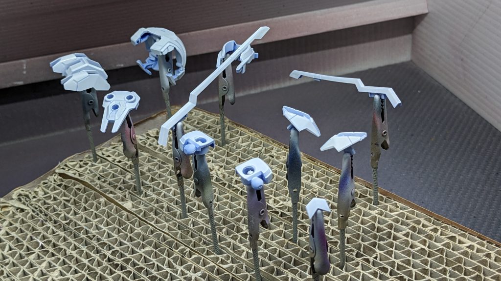 水性ホビーカラーの「クラッシー＆ドレッシー」を初めて使用しましたが、思っていた以上に白すぎたので、このあと色味を調色して再塗装しました