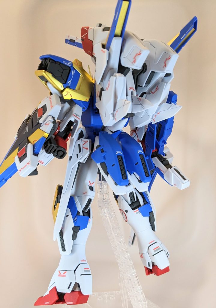 武装モリモリの割にはポロリもなく、メッキパーツもとても良い感じ。成形色は少し青みがかったホワイトで、高級感があります。変態じみた精密ギミックと、安定感の両立が素晴らしいキットです。 ただし!また作りたいかというと、答えはNOです(笑)破損やトップコートハゲが怖いので、しばらく触るのも怖いです(笑)最後まで閲覧いただき、ありがとうございました(*^O^*)