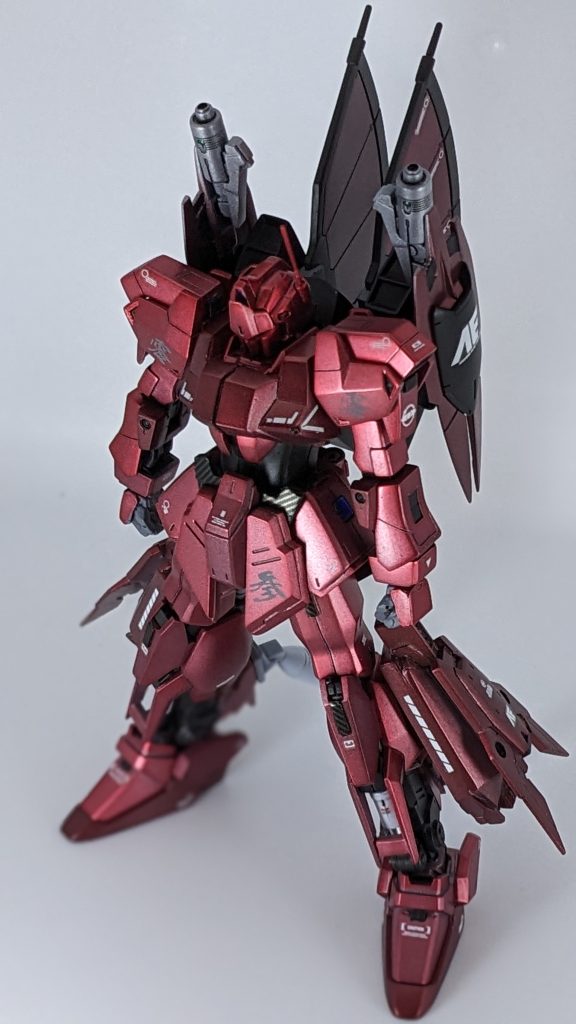 クワトロ大尉に「頼んだ覚えはないが機体色はまた赤か…」とか言われてしまいそうですが、つや消しキャンディ塗装にしたので思ったより落ち着いた感じになりました。今回はデカール貼りが楽しくて結構多めに貼りました。