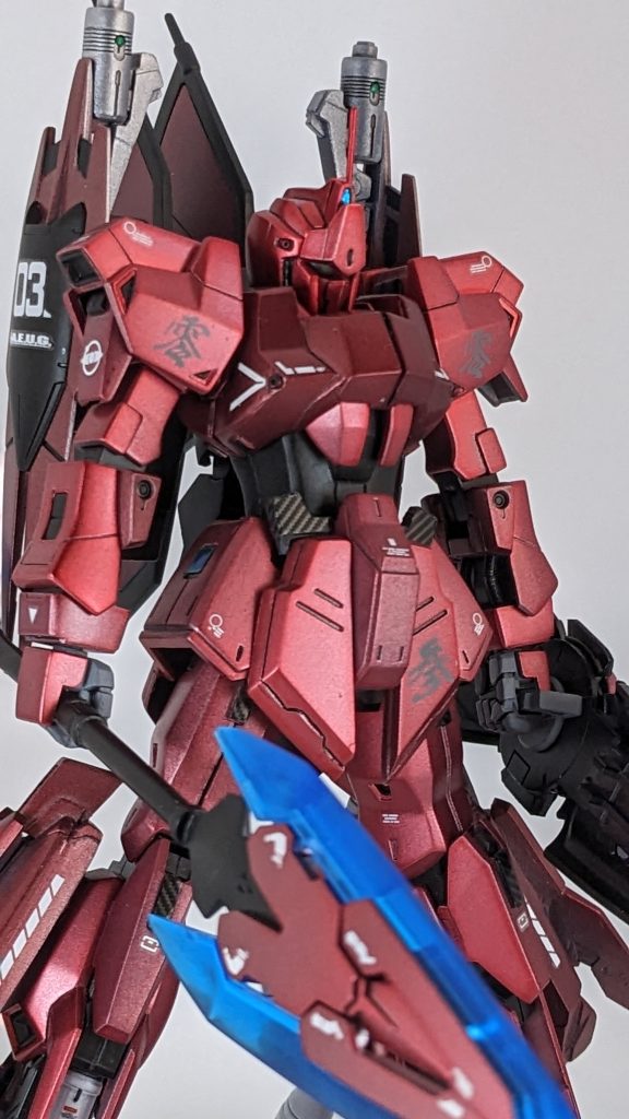久しぶりのガンダムタイプのMSでしたがキャンディ塗装の難しさを改めて思い知らされました。表面処理の甘さがモロに出てしまうのでもっと上手にできるようになりたいですね(^^;)