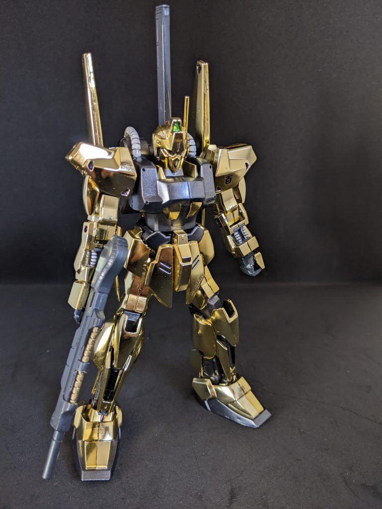 正面から。パイプ部分はキャラクターホワイトに塗装しています。胸や腰、スリッパはクレオスのメタルブラックで塗装し、脚内部フレームやバックパック、胴回りはガイアのメカサフ(ガンメタ)で塗装しましたが、ほぼ同じような色味になってしまったので、胸やスリッパは濃いブラックを使用すれば良かったかなと思っています。気が向いたら塗り直したいと思います。