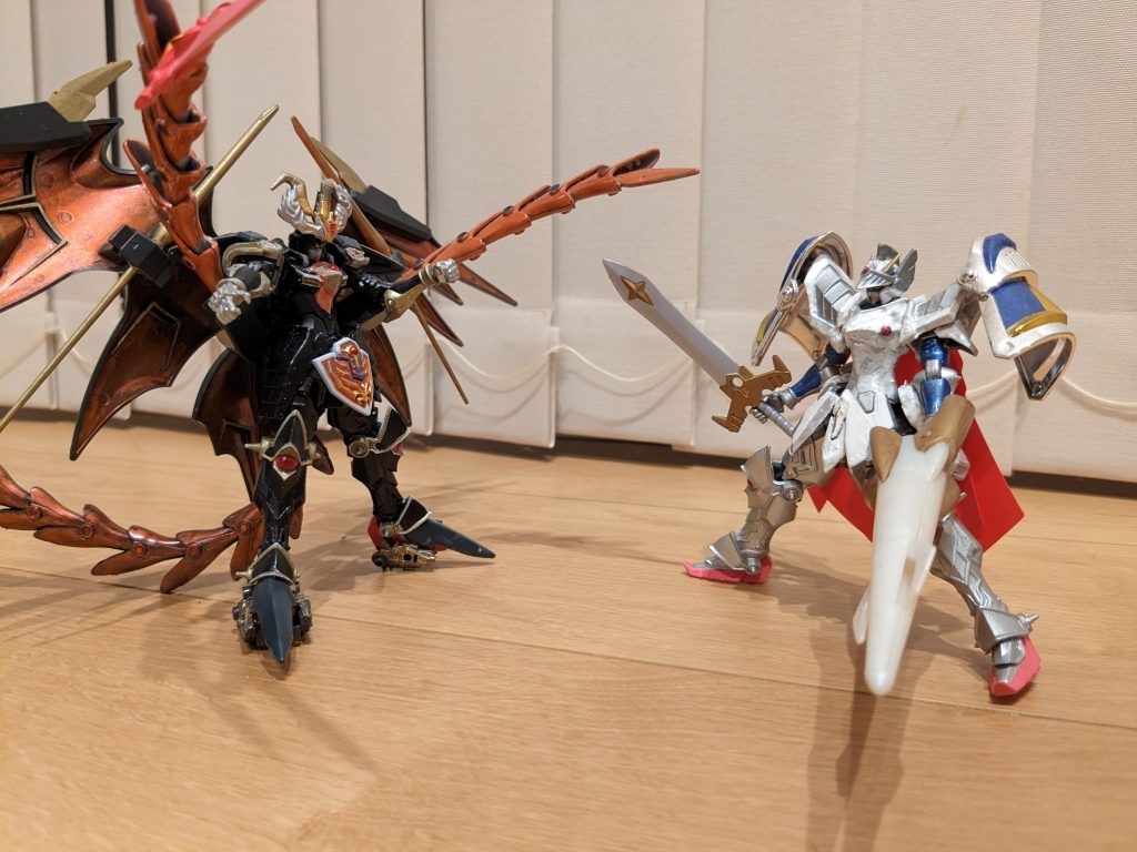 先日アップしたバーサル騎士と。下駄履かせたり色々いじったおかげで、頭2つ分くらい大きくなりました。「これが…答えだったんだ!」「そんな馬鹿なことがあるものか!」…のワンシーンみたいな感じ。分かる方は私世代の方々ですね(笑)