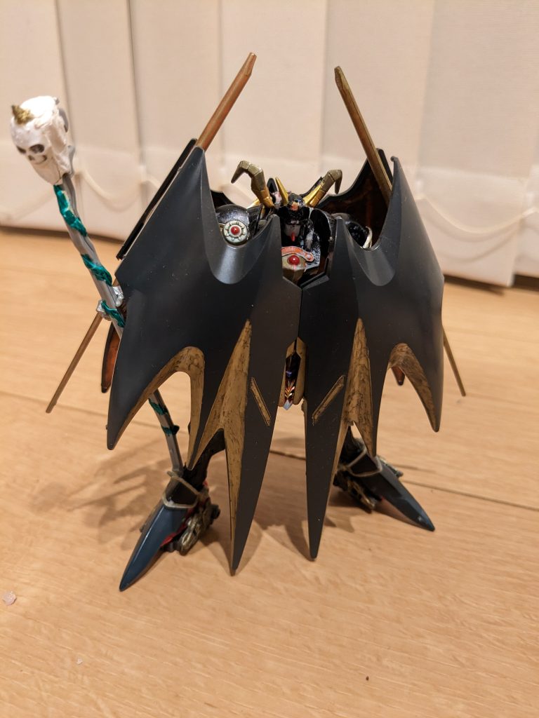 マントを閉めてアンテナの向きを変えれば、サタンガンダムもできます。杖は1/144ヘルカスタムのビームサイズにMGクロボンの改の胸のドクロを付け、パテで少々アクセントを付けました。以外と様になったかな(笑)