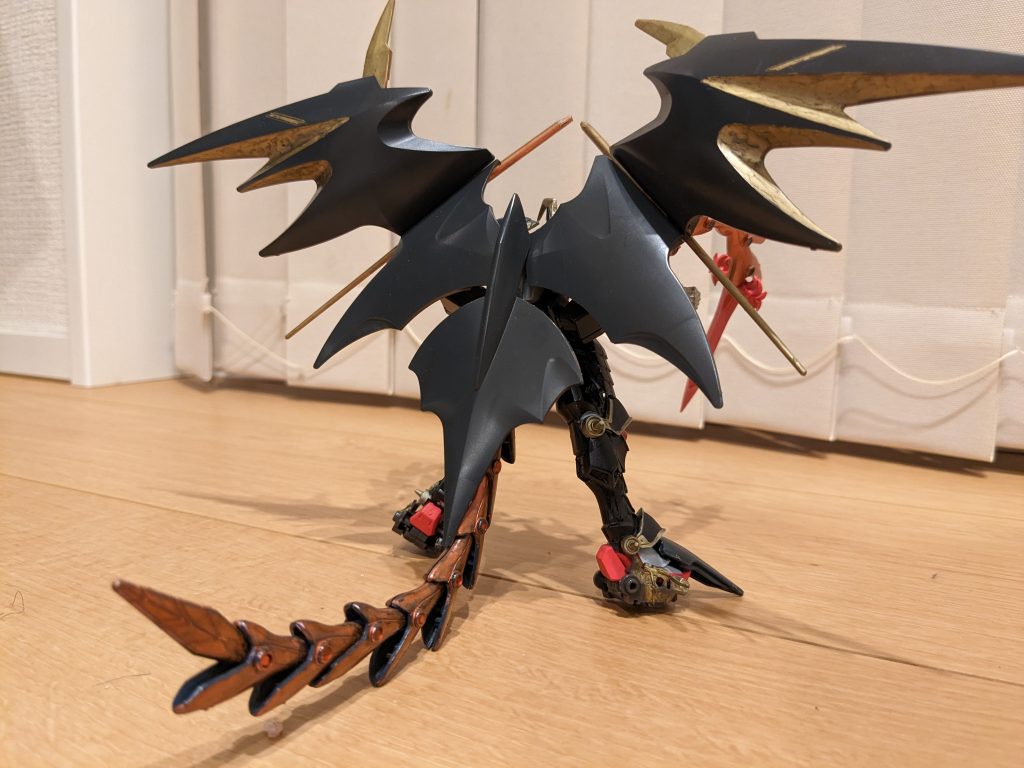 羽は1/144ヘルカスタムのものを一部金に塗り替えて接続し、エピオンのヒートロッドを尻尾に、また両肩の触手はトールギス3のものをバックパックのサイドから伸ばしてあります。