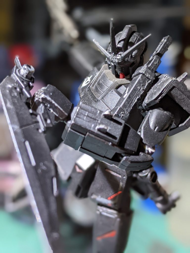 メモリーダガーEガンダムの主力武器で、突き刺す事でデータの収集出来る投擲兼格闘武器。