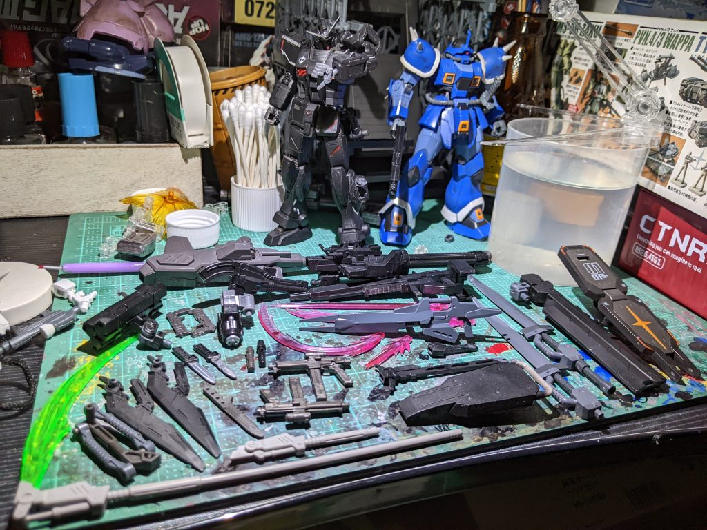 あくまで設定なので今回はフルシカト。武装だけでも制作途中の時点でこの数………頭おかしいw