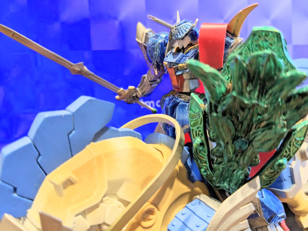 ②剣士ゼータアクションフィギュアのゼータガンダムに色々なガチャのパーツを盛りまくり、イラストに合わせて塗装しました。両上腕と膝、股関節あたりに1/144ヴァサーゴの腕部分を利用しているため、結構良く動くようになってます。