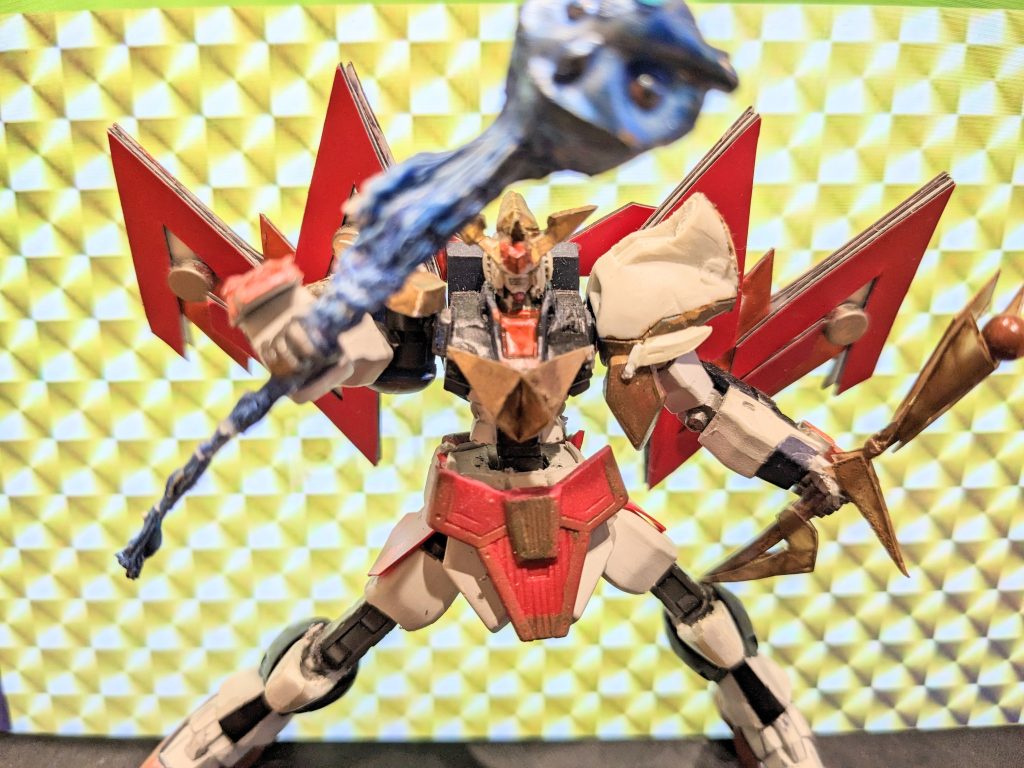 ④法術士ニューアクションフィギュアのニューガンダムをベースに色々盛り、肩にポリキャップを組み合わせて稼働できるようにして、同じくフィギュアのGP04の肩を加工したものを被せました。股関節、膝も関節パーツを仕込んで動くようになってます。左手の賢者の杖は、ボールジョイントパーツを軸にプラ板で加工しました。