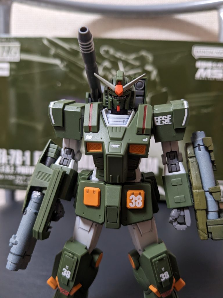 頭部のアンテナなんですが、仮組みからバラしてる最中に行方不明に（泣）仕方なくGＦＦ素体ガンダムのアンテナもぎ取って接着しました（笑）結果、軟質パーツになったので折れる心配がありません（笑）