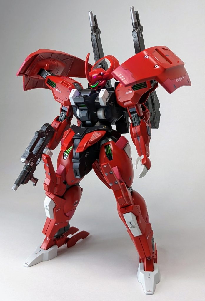 塗料は水性ホビーカラーとエナメルを主に使用しています。スタイル改修は特にせずにスジ彫りとディティールパーツを追加したりしています。武装類やバックパックなどはパワードジムカーディガンから移植してます。